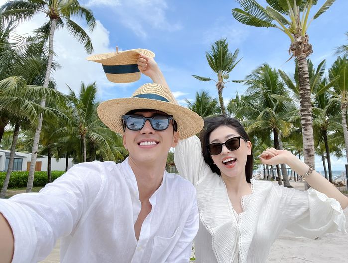 Những cặp đôi Vbiz thống trị bãi biển: vợ chồng Hà Anh đẹp mê hồn