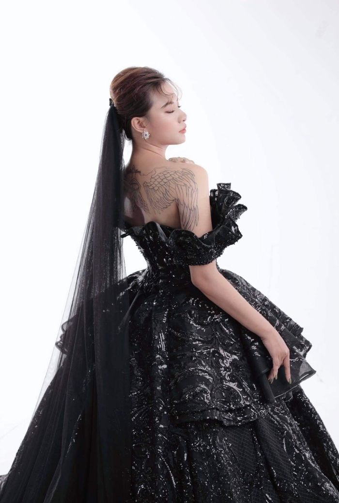 Những cô dâu mặc váy cưới đen: vợ Hồ Gia Hùng diện cả lúc đãi tiệc