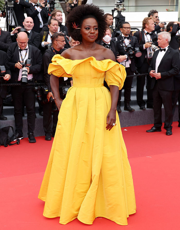 Những gam màu thắng thế trong Cannes 2022: Hồng nóng, đen thống trị