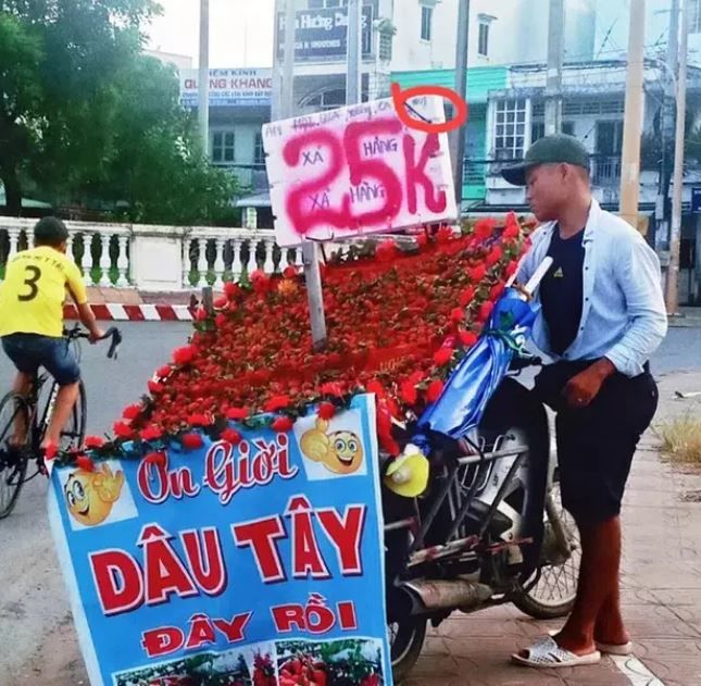 Những màn gây lú của các tiểu thương vỉa hè: Nho 5k/kg hóa ra 35k/kg