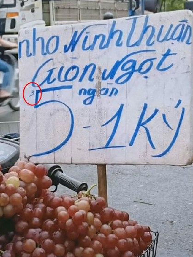 Những màn gây lú của các tiểu thương vỉa hè: Nho 5k/kg hóa ra 35k/kg