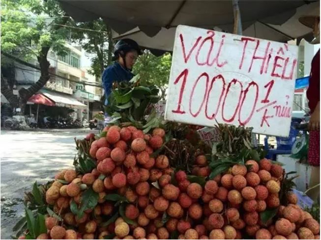Những màn gây lú của các tiểu thương vỉa hè: Nho 5k/kg hóa ra 35k/kg