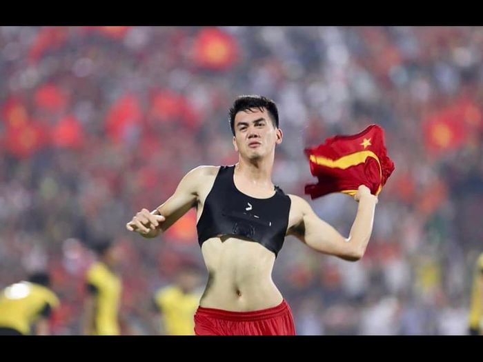 Món đồ của sao được fan săn lùng: áo croptop của Tiến Linh hót hòn họt