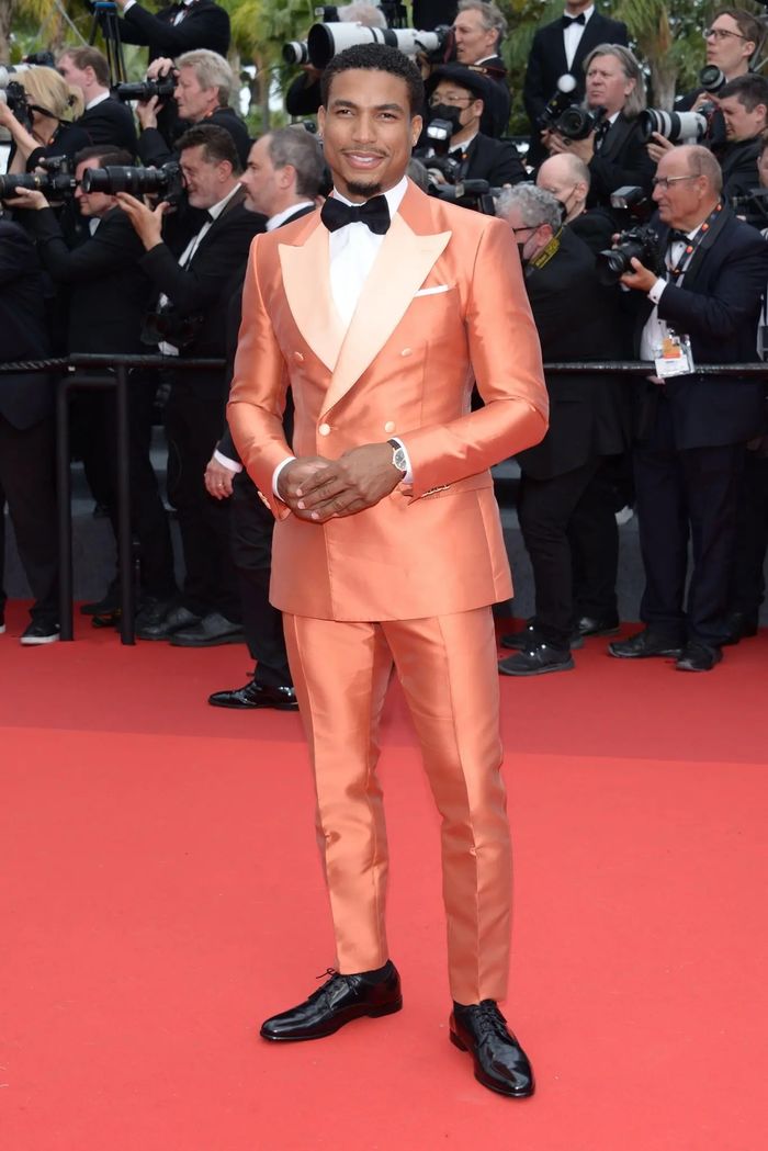 Những gam màu thắng thế trong Cannes 2022: Hồng nóng, đen thống trị