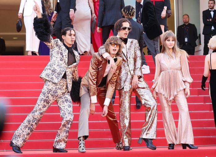 Những gam màu thắng thế trong Cannes 2022: Hồng nóng, đen thống trị