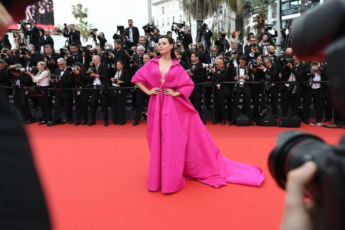 Những gam màu thắng thế trong Cannes 2022: Hồng nóng, đen thống trị