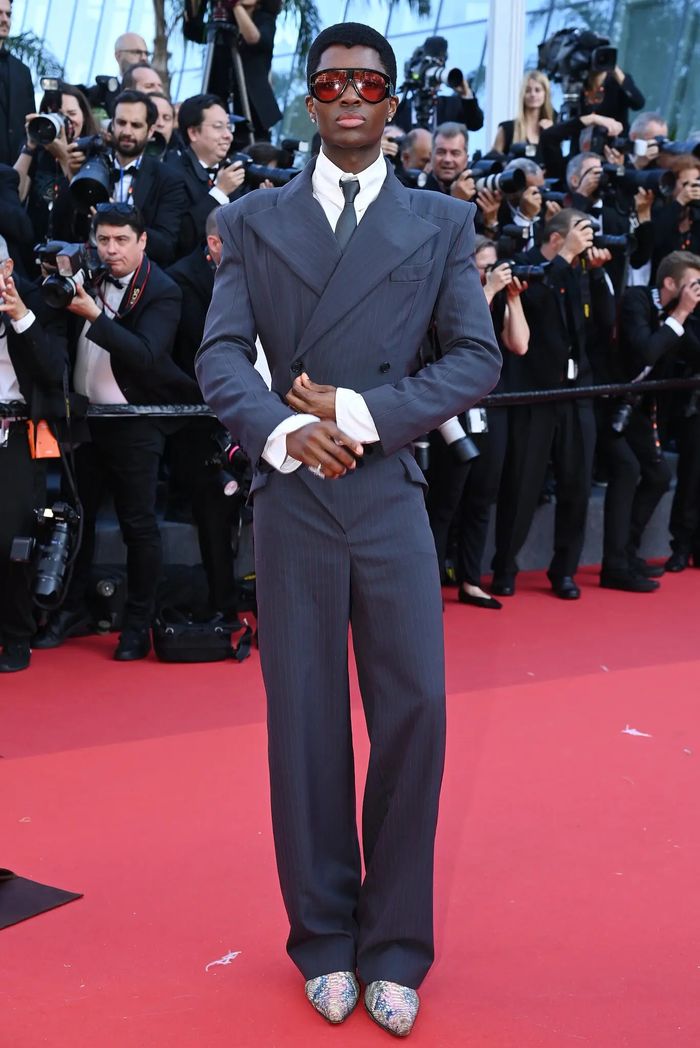 Những gam màu thắng thế trong Cannes 2022: Hồng nóng, đen thống trị