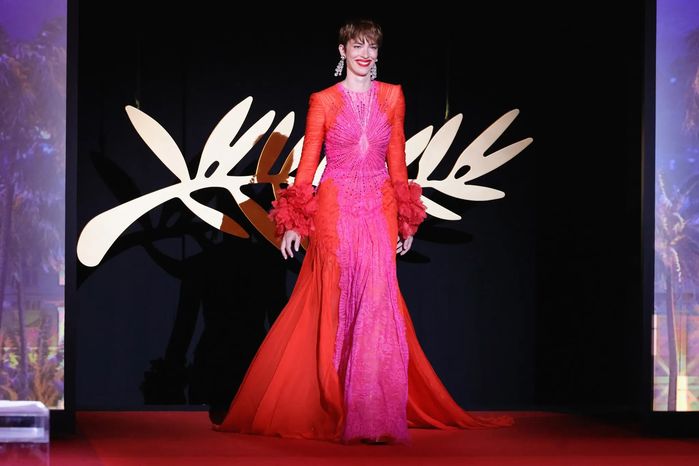 Những gam màu thắng thế trong Cannes 2022: Hồng nóng, đen thống trị