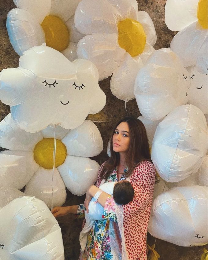 Nữ hoàng showbiz Thái sau sinh 1 tháng: Body gọn hệt thời son rỗi