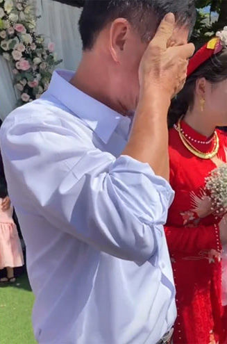 Ông bố Việt nức nở tiễn con theo bạn trai về Trung Hoa