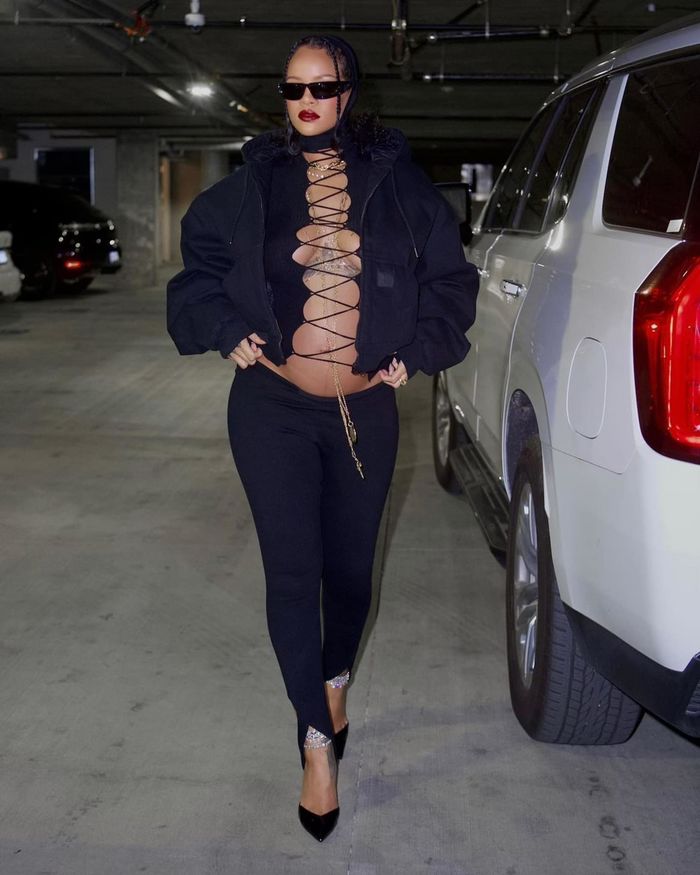 Outfit bầu nữ tỷ phú giàu nhất Hollywood: Bụng vượt mặt mặc đồ lưới