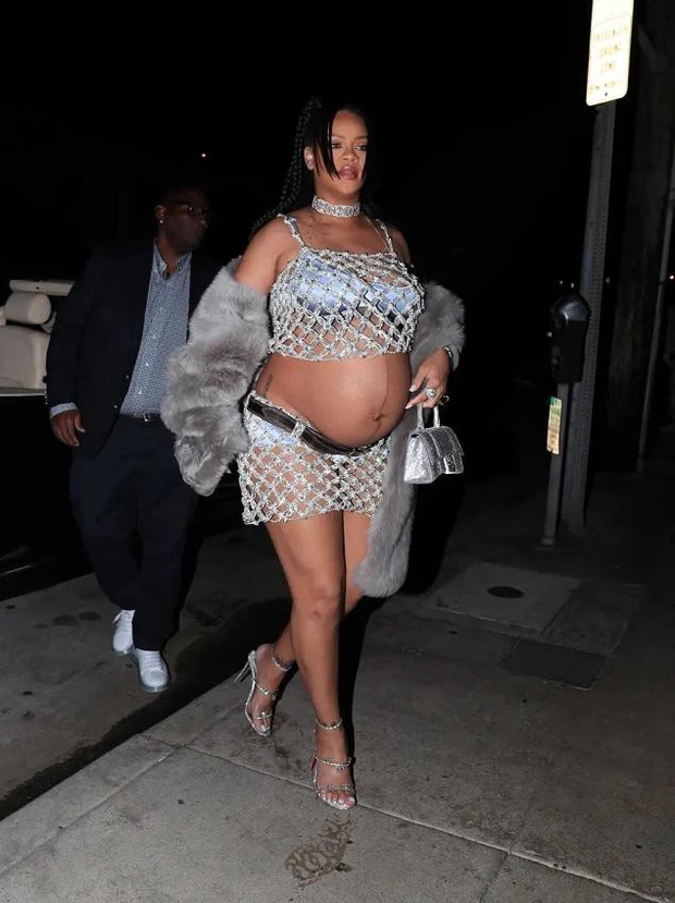 Outfit bầu nữ tỷ phú giàu nhất Hollywood: Bụng vượt mặt mặc đồ lưới