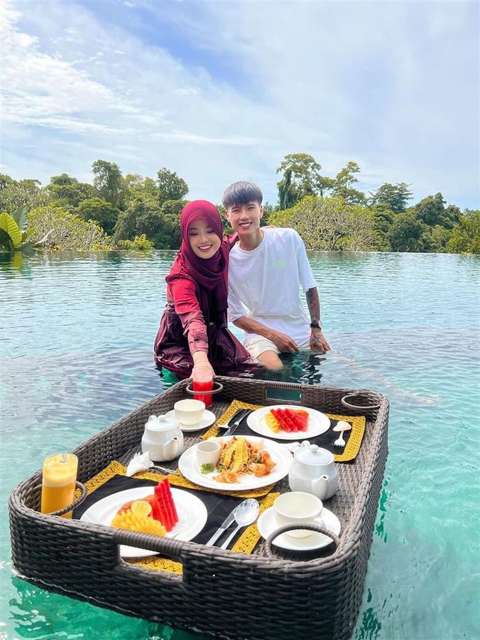 Hiểu chuyện như bạn gái Đạt Villa: Chăm con riêng như con ruột