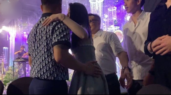 Quang Hải ôm ấp, xách giày cho Chu Thanh Huyền: rõ mồn một quá rồi