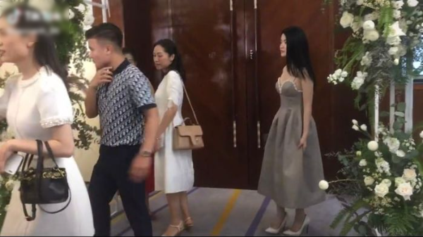 Quang Hải ôm ấp, xách giày cho Chu Thanh Huyền: rõ mồn một quá rồi