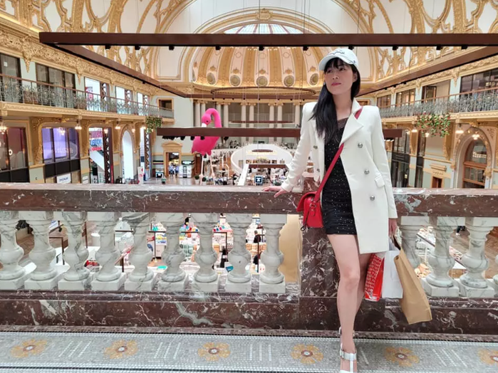 Nữ YouTuber Việt lấy cảnh sát Bỉ: 15 năm về quê 3 lần