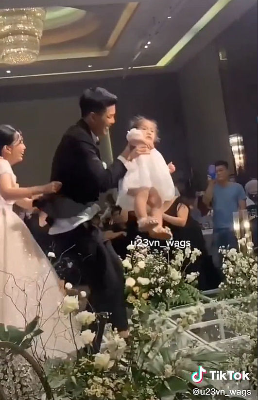 Sao Việt bung xõa ở lễ cưới: Vân - Huy khiêu vũ, Đức Chinh chạy xe lửa