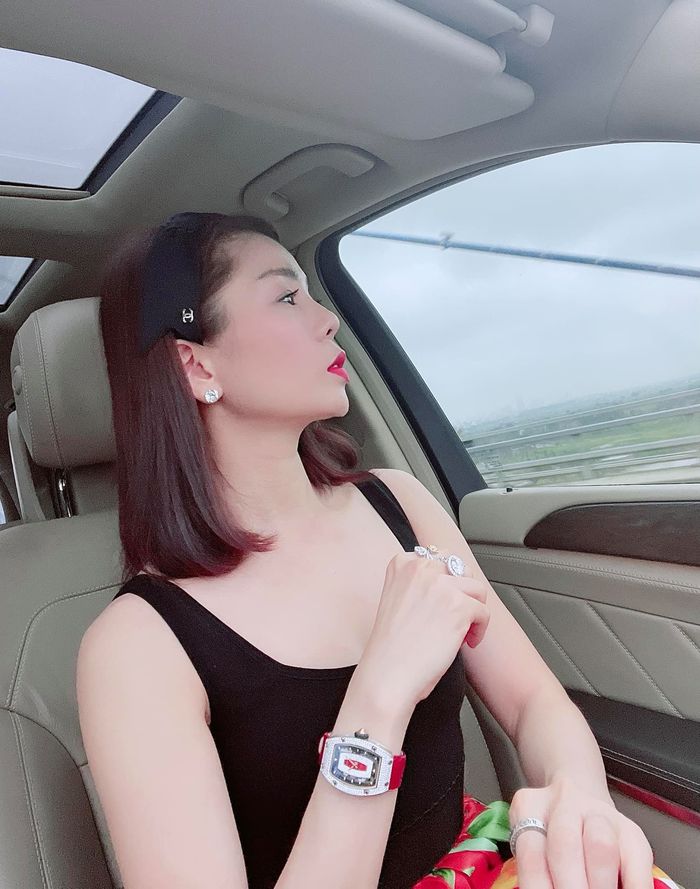 Sao Việt check-in xế hộp khoe khéo độ giàu: trùm cuối là Lệ Quyên