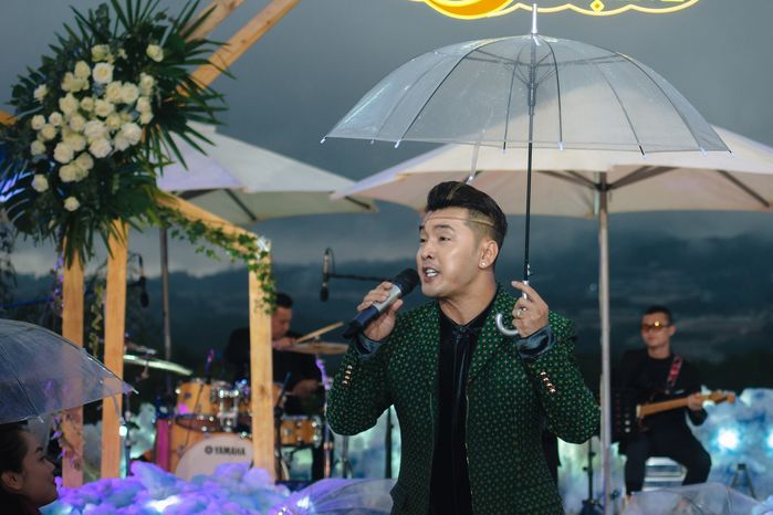 Sao Việt đi hát trong mùa mưa gió: Lệ Quyên vừa hát vừa che ô