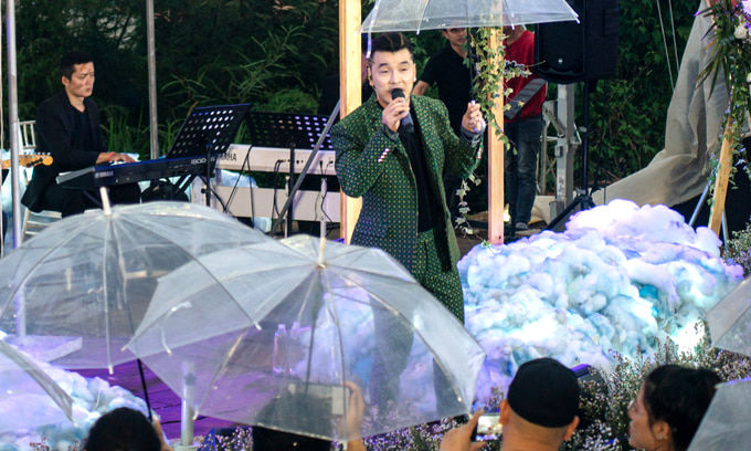 Sao Việt đi hát trong mùa mưa gió: Lệ Quyên vừa hát vừa che ô