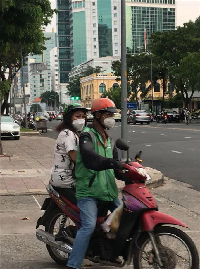 Sao Việt đi xe ôm rời sự kiện: Vbiz đâu phải lúc nào cũng hào nhoáng