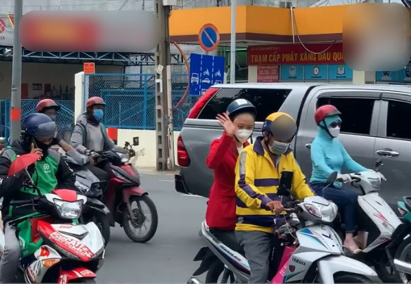 Sao Việt đi xe ôm rời sự kiện: Vbiz đâu phải lúc nào cũng hào nhoáng