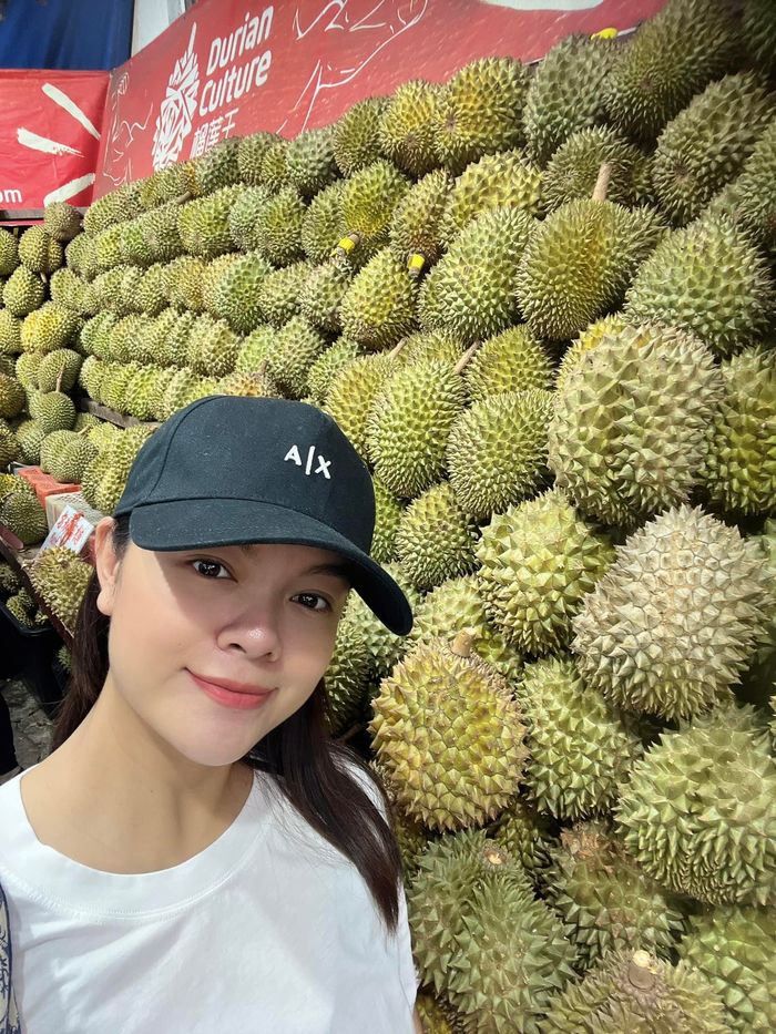 Sao Việt xuất ngoại: NSND Hồng Vân đưa mẹ sang Mỹ thăm cháu