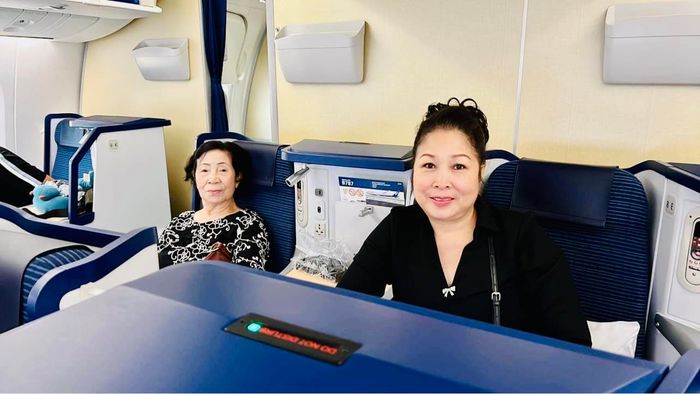 Sao Việt xuất ngoại: NSND Hồng Vân đưa mẹ sang Mỹ thăm cháu