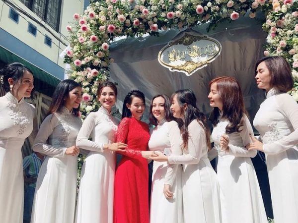 Sao Việt được bạn thân hỗ trợ trong đám cưới: Minh Hằng sướng nhất