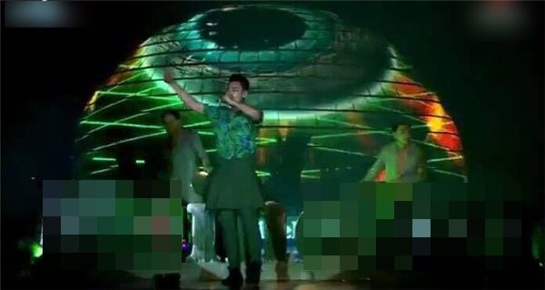 Sao Việt gặp sự cố trớ trêu khi đi diễn: Minh Hằng xử lý nhẹ nhàng