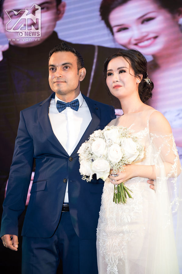 Sao Việt đi ăn cưới bị nhắc kém thanh lịch: Trang Trần sờ bụng cô dâu