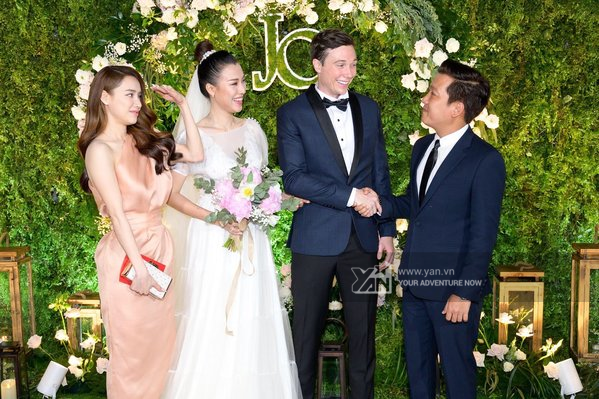 Sao Việt đi ăn cưới bị nhắc kém thanh lịch: Trang Trần sờ bụng cô dâu