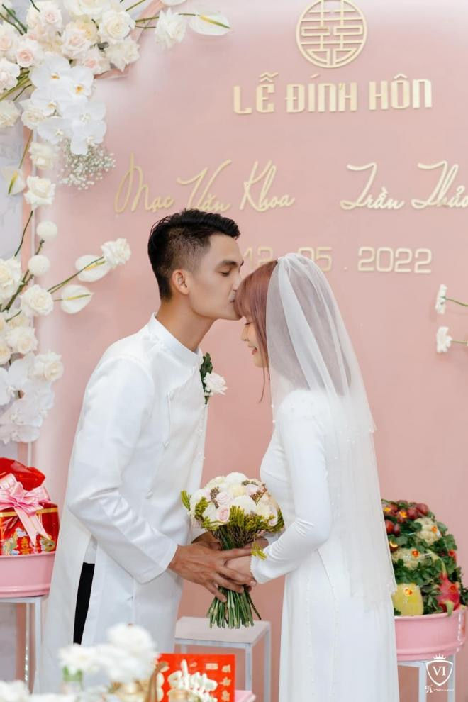 Sao Việt lặn lội đường xa dự đám cưới Mạc Văn Khoa