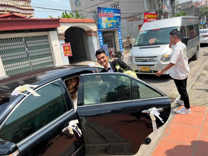 Sao Việt lặn lội đường xa dự đám cưới Mạc Văn Khoa
