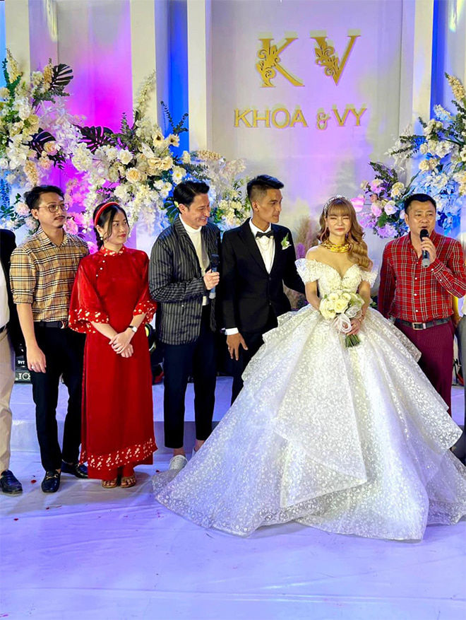 Sao Việt lặn lội đường xa dự đám cưới Mạc Văn Khoa