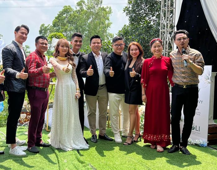 Sao Việt lặn lội đường xa dự đám cưới Mạc Văn Khoa