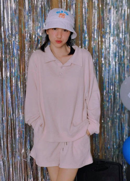Sao Việt mặc đồ bình dân vẫn sang: Outfit của Chi Pu chỉ 400k