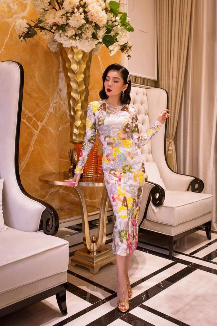 Sao Việt mặc gì để khoe điểm vàng: Nhã Phương diện váy áo cắt khoét eo