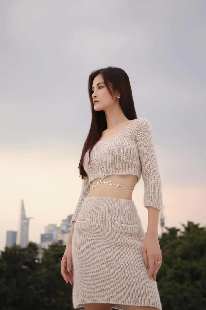 Sao Việt mặc gì để khoe điểm vàng: Nhã Phương diện váy áo cắt khoét eo