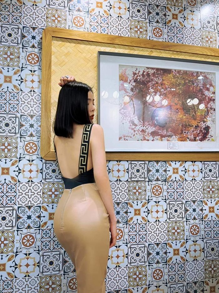 Sao Việt mặc gì để khoe điểm vàng: Nhã Phương diện váy áo cắt khoét eo