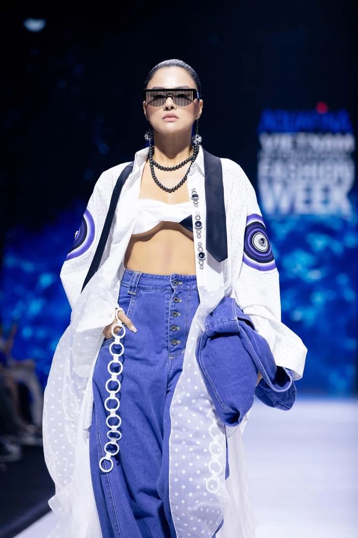 Sao Việt mang cà kheo đi catwalk: Vũ Thu Phương khiến fan thót tim