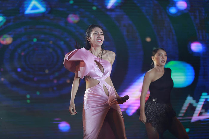 Sao Việt rách đồ trước cả nghìn khán giả: Thủy Tiên vì diễn quá sung