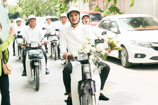 Sao Việt rước dâu bằng phương tiện độc lạ: Anh Tú dùng xe điện