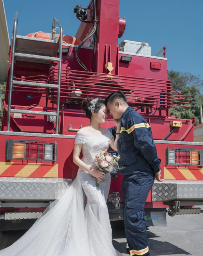Độc đáo bộ ảnh cưới của anh lính cứu hoả: Trend này mấy ai đu được