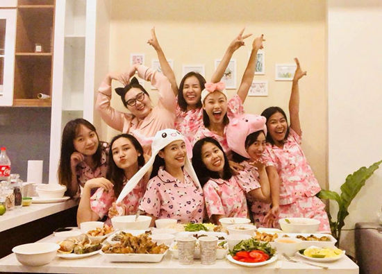 Soi tiệc độc thân của mỹ nhân Việt: Minh Hằng tiện khoe nhẫn kim cương