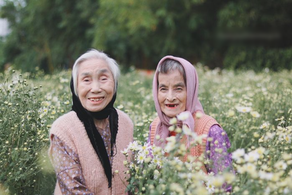 Thân nhau tuổi xế chiều: Cụ 105 tuổi, cụ 75 tuổi chụp hình cực teen