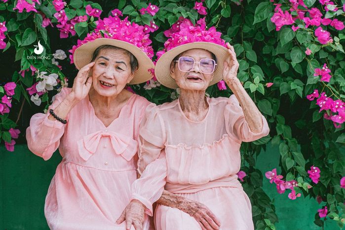 Thân nhau tuổi xế chiều: Cụ 105 tuổi, cụ 75 tuổi chụp hình cực teen