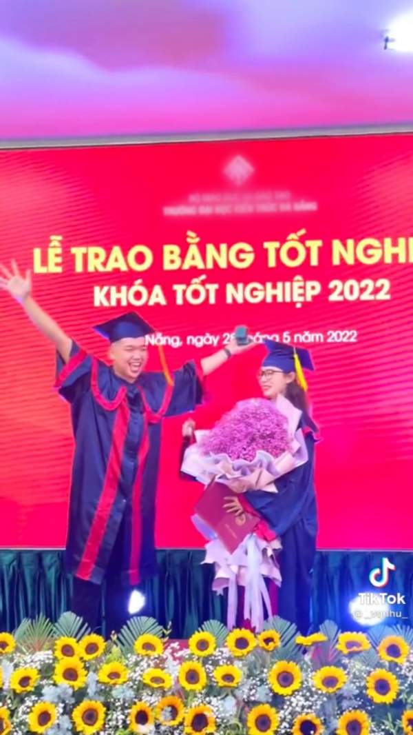 Chàng trai cầu hôn bạn gái ngay sau khi nhận được bằng tốt nghiệp