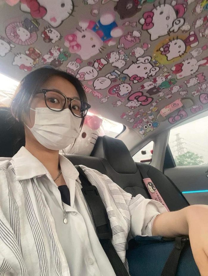 Chỉ vì con gái thích Hello Kitty, ông bố dán luôn full xe