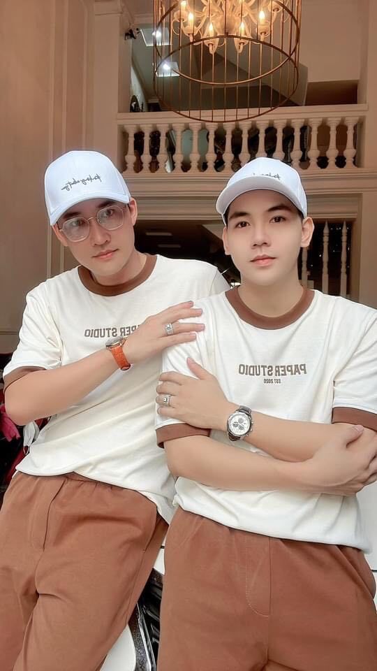 Thời trang đôi không nhàm chán của Hà Trí Quang và bạn trai tin đồn